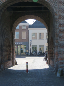 844200 Gezicht door de doorgang van de IJsselpoort te Montfoort, van bij de brug over de Hollandsche IJssel.